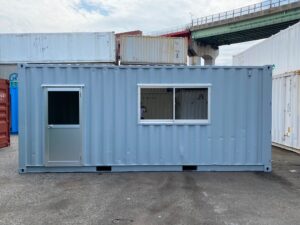 中古20ftドライスチールコンテナ　ライトグレー塗装、片開きドア、引き違い窓付き