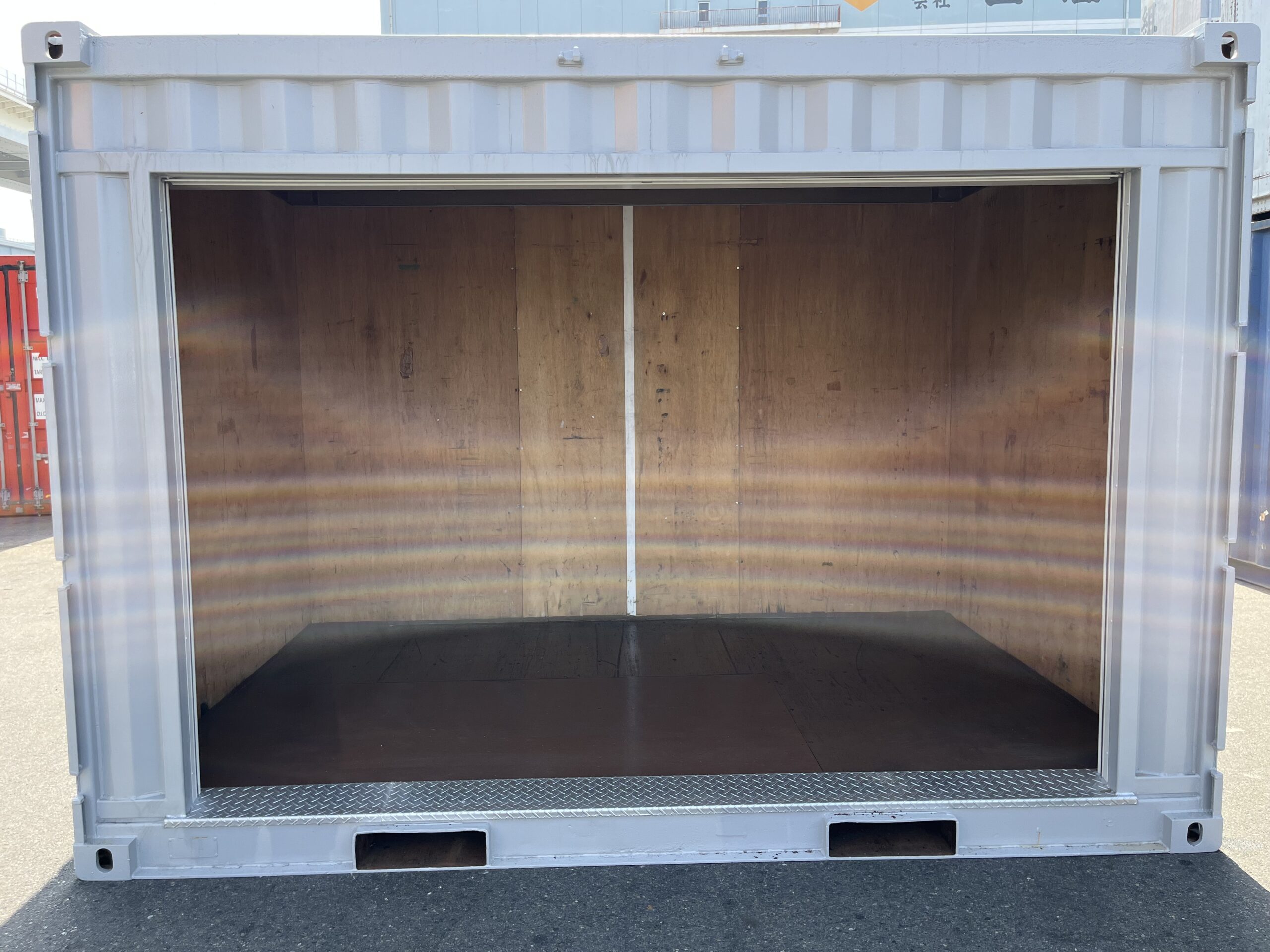 中古12ftドライスチールコンテナ　外装塗装済み・ドア面シャッター仕様