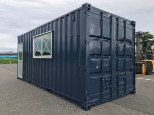 中古20ft　ドライスチールコンテナ　ハウス仕様（ドア・窓付き）【北陸】