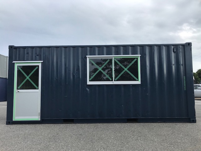 中古20ft　ドライスチールコンテナ　ハウス仕様（ドア・窓付き）【北陸】