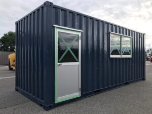 中古20ft　ドライスチールコンテナ　ハウス仕様（ドア・窓付き）【北陸】