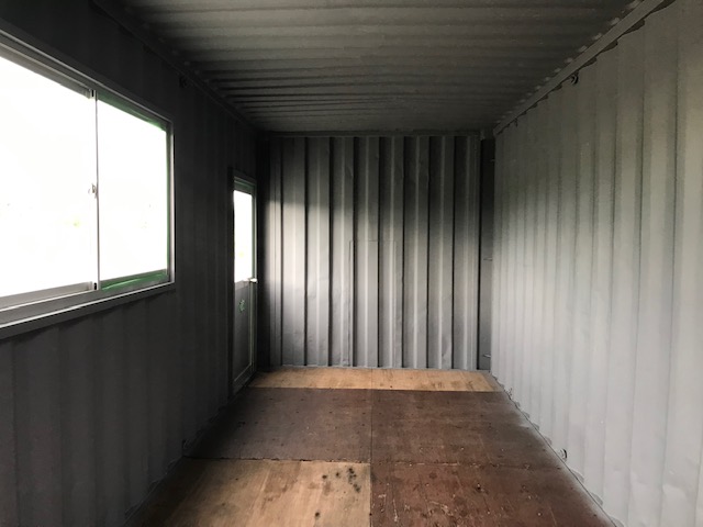 中古20ft　ドライスチールコンテナ　ハウス仕様（ドア・窓付き）【北陸】