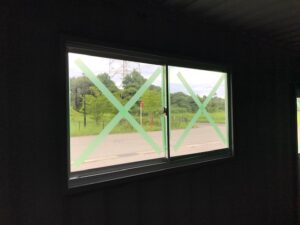 中古20ft　ドライスチールコンテナ　ハウス仕様（ドア・窓付き）【北陸】