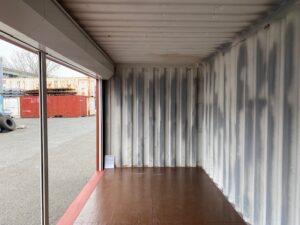 中古20ft ドライスチールコンテナ　左パネルフルシャッター付き　赤茶