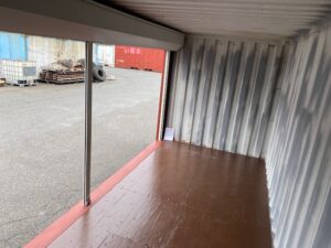 中古20ft ドライスチールコンテナ　左パネルフルシャッター付き　赤茶
