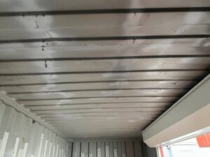 中古20ft ドライスチールコンテナ 右パネル3mシャッター付き　赤茶②　TKCU2602631
