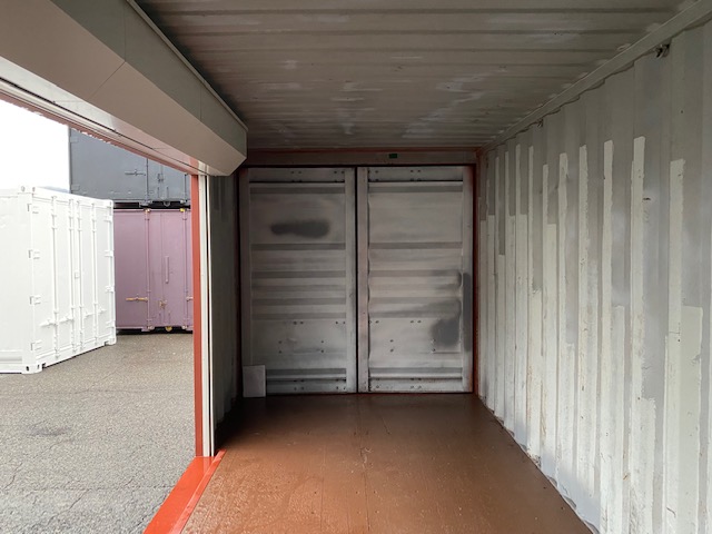 中古20ft ドライスチールコンテナ 右パネル3mシャッター付き　赤茶②　TKCU2602631