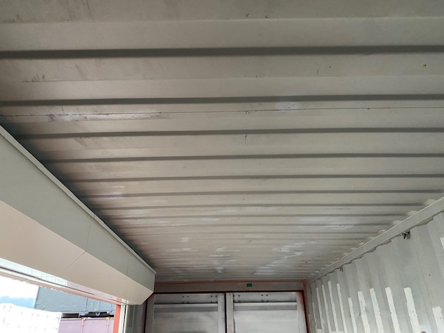 中古20ft ドライスチールコンテナ 右パネル3mシャッター付き　赤茶②　TKCU2602631
