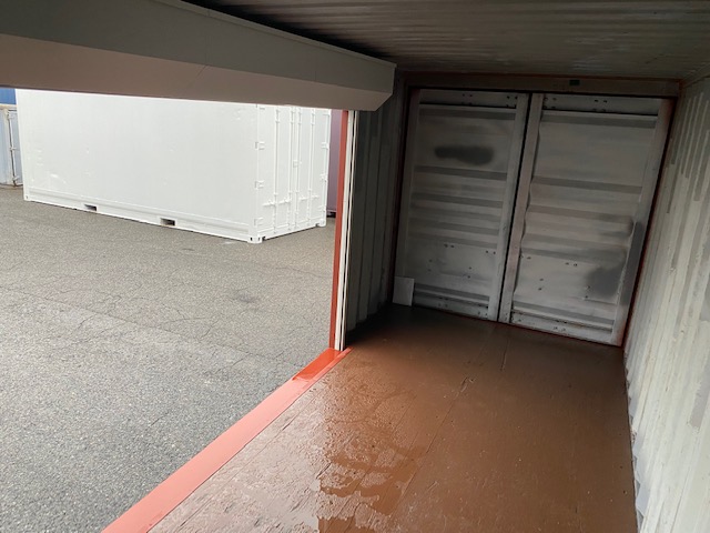 中古20ft ドライスチールコンテナ 右パネル3mシャッター付き　赤茶②　TKCU2602631