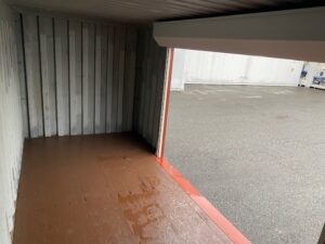 中古20ft ドライスチールコンテナ 右パネル3mシャッター付き　赤茶②　TKCU2602631