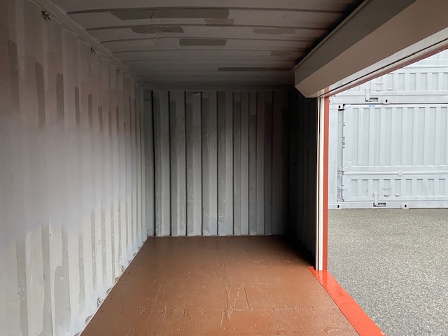 中古20ft ドライスチールコンテナ 右パネル3mシャッター付き　赤茶①　TKCU0426014