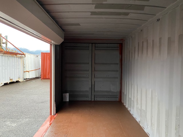 中古20ft ドライスチールコンテナ 右パネル3mシャッター付き　赤茶①　TKCU0426014