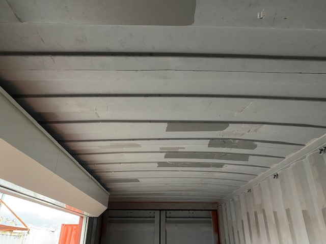 中古20ft ドライスチールコンテナ 右パネル3mシャッター付き　赤茶①　TKCU0426014