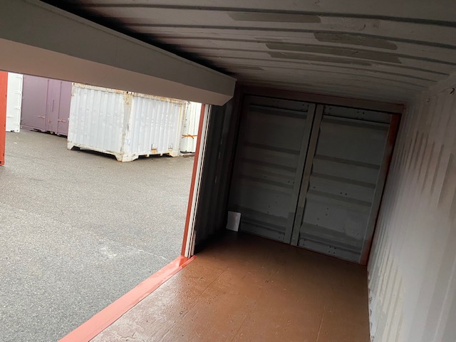 中古20ft ドライスチールコンテナ 右パネル3mシャッター付き　赤茶①　TKCU0426014