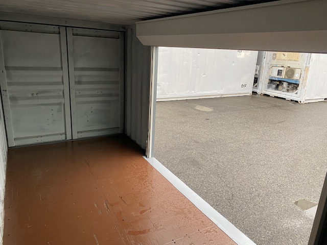 中古20ft ドライスチールコンテナ 左パネル3mシャッター付き　グレー①　TKCU0608637