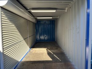 中古20ft ドライスチールコンテナ（左フルシャッター・照明付き）