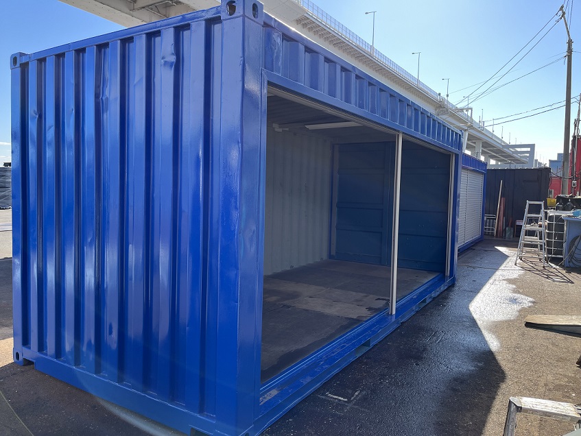 中古20ft ドライスチールコンテナ（左フルシャッター・照明付き）