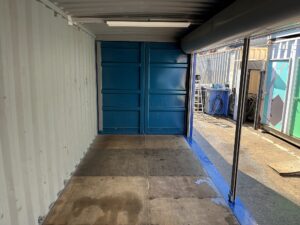 中古20ft ドライスチールコンテナ（左フルシャッター・照明付き）
