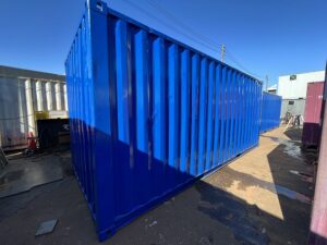 中古20ft ドライスチールコンテナ（右フルシャッター・照明付き）