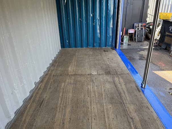 中古20ft ドライスチールコンテナ（右フルシャッター・照明付き）
