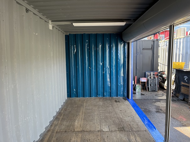 中古20ft ドライスチールコンテナ（右フルシャッター・照明付き）