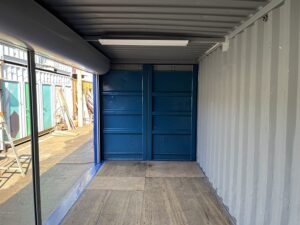 中古20ft ドライスチールコンテナ（右フルシャッター・照明付き）