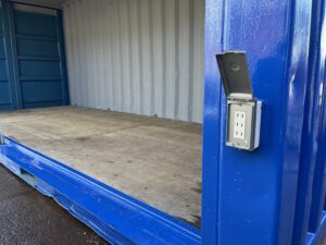 中古20ft ドライスチールコンテナ（右フルシャッター・照明付き）
