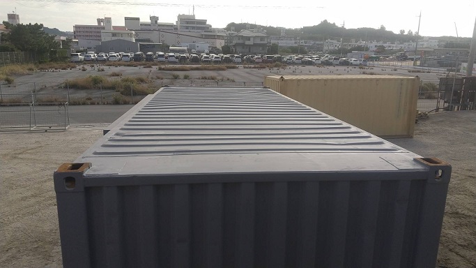 中古20ft ドライスチールコンテナ　グレー錆止め塗装、3mシャッター付き