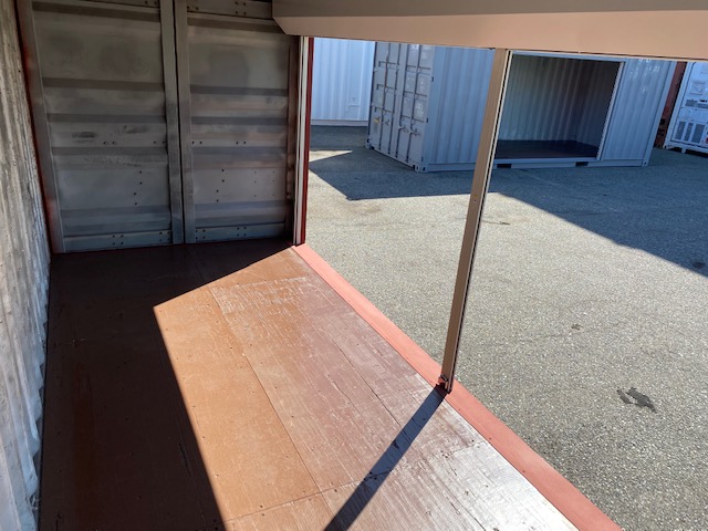 中古20ftドライスチールコンテナ 左パネルフルシャッター付き　赤茶　TKCU2519902