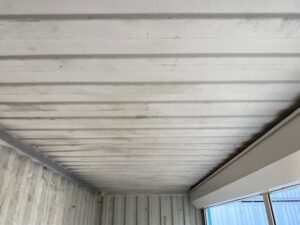 中古20ftドライスチールコンテナ 右パネルフルシャッター付き　水色　TKCU6770820