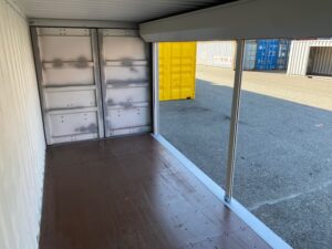 中古20ftドライスチールコンテナ 左パネルフルシャッター付き　グレー　TKCU2043090