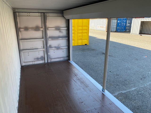 中古20ftドライスチールコンテナ 左パネルフルシャッター付き　グレー　TKCU2043090