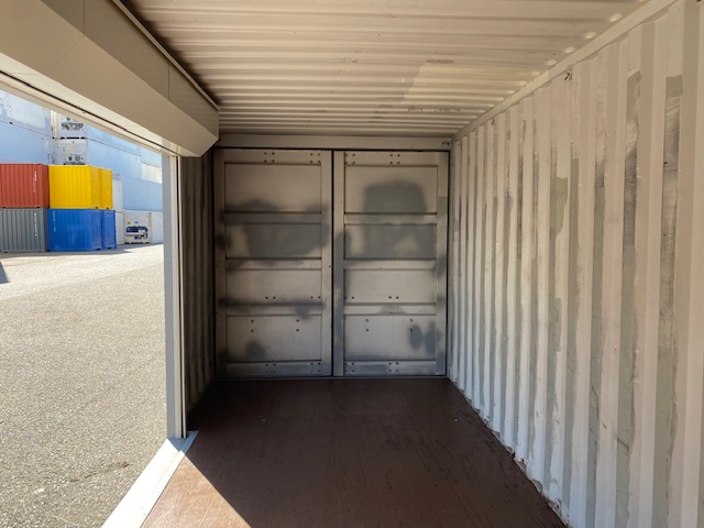中古20ft ドライスチールコンテナ 右パネル3mシャッター付き　グレー②　TKCU2043211