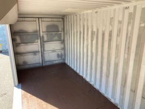 中古20ft ドライスチールコンテナ 右パネル3mシャッター付き　グレー②　TKCU2043211