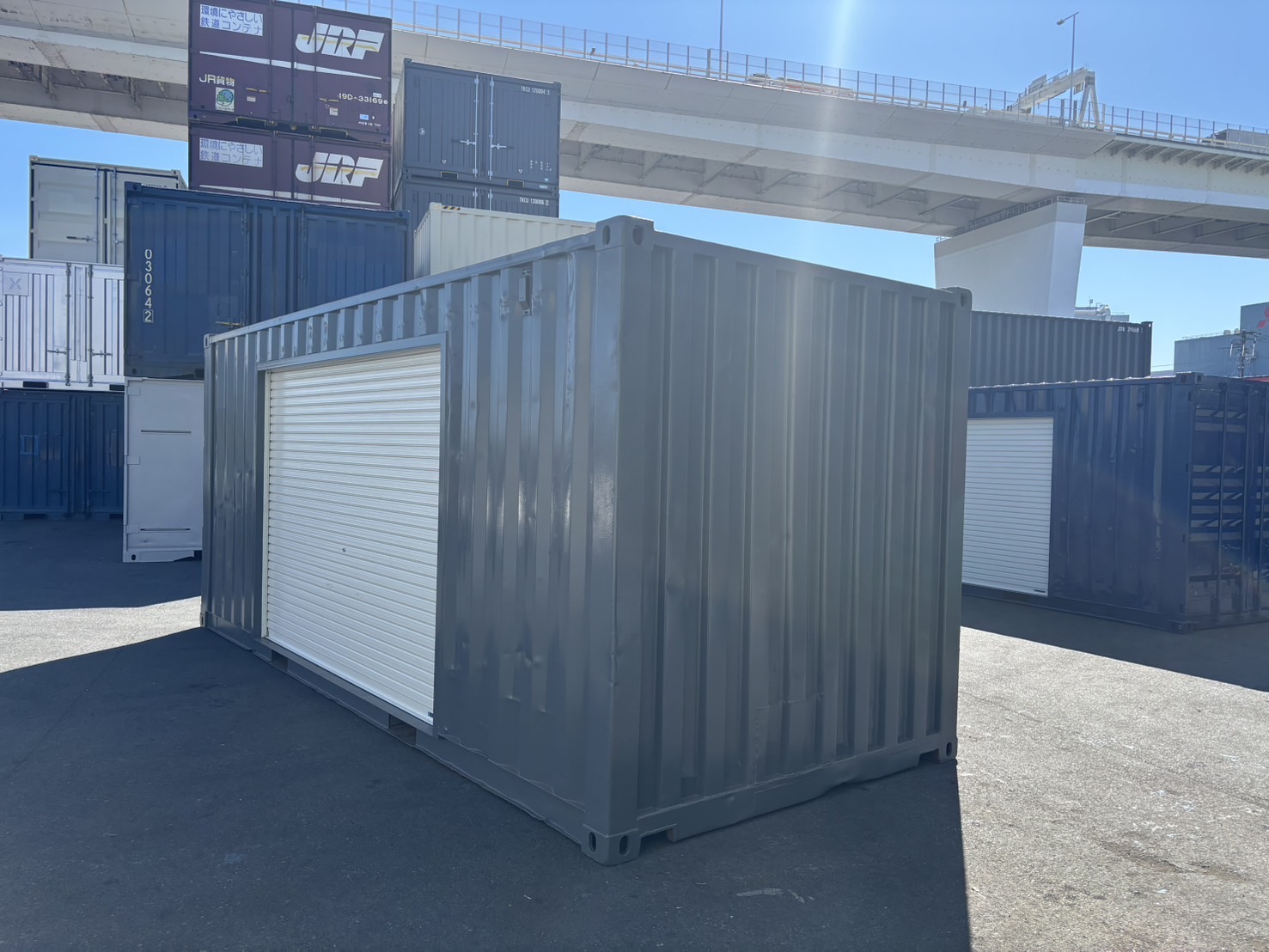 【横浜】中古20FTドライスチールコンテナ　右パネル3mシャッター仕様(U2262400)