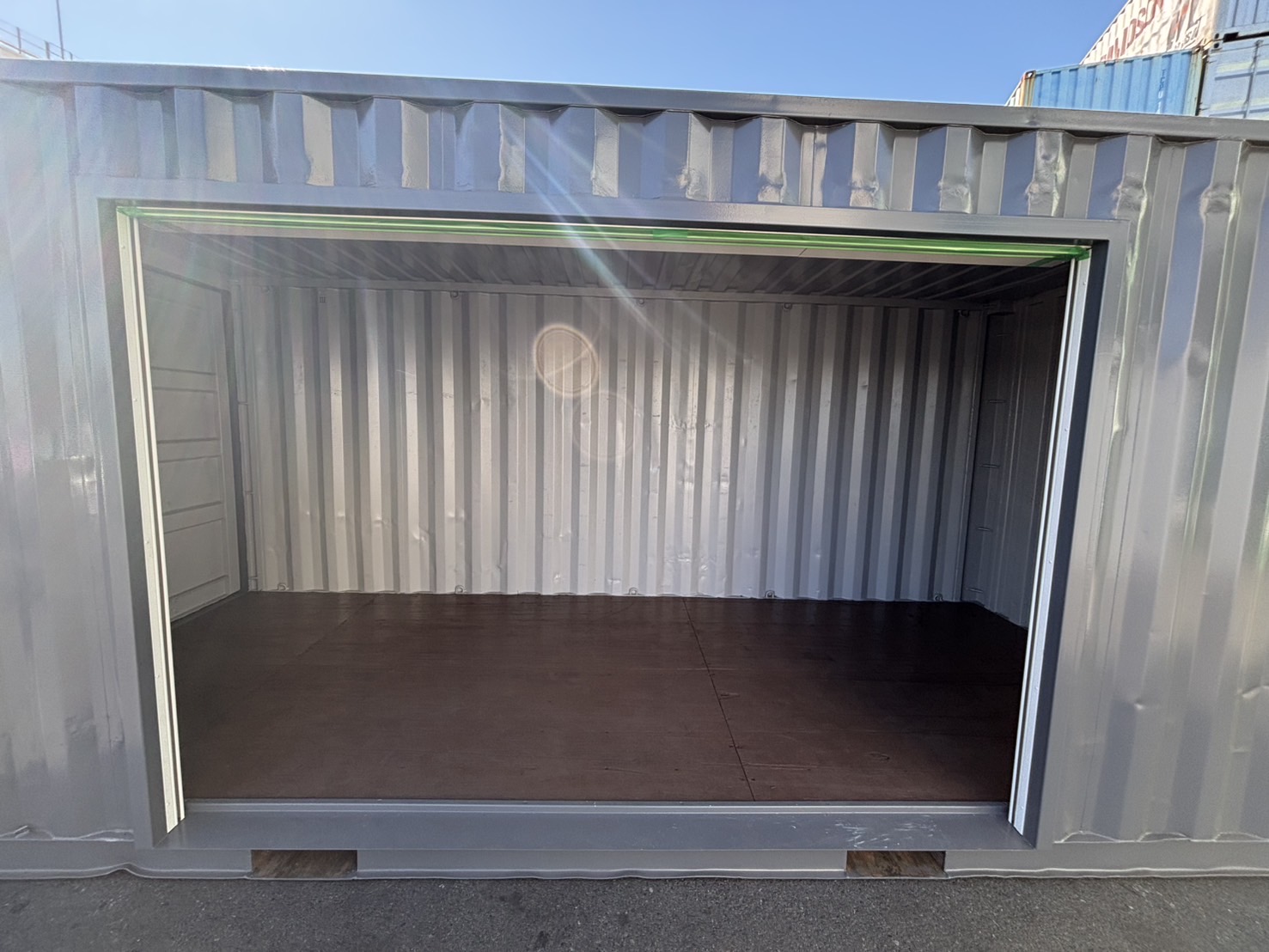 【横浜】中古20FTドライスチールコンテナ　右パネル3mシャッター仕様(U2262400)