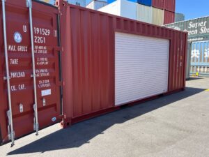 【横浜】新古20FTドライスチールコンテナ　右パネル3mシャッター仕様(FTAU1915291)