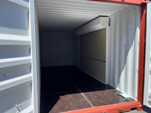 【横浜】新古20FTドライスチールコンテナ　右パネル3mシャッター仕様(FTAU1915291)