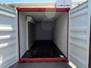【横浜】新古20FTドライスチールコンテナ　左パネル3mシャッター仕様(FTAU1919260)