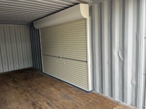 【横浜】中古20FTドライスチールコンテナ　右パネル3mシャッター仕様(U3015890)