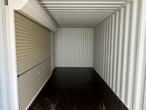 【横浜】新古20FTドライスチールコンテナ　左パネル3mシャッター仕様(FTAU1919260)
