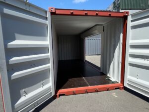 【横浜】新古20FTドライスチールコンテナ　右パネル3mシャッター仕様(FTAU1915291)