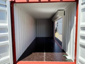 【横浜】新古20FTドライスチールコンテナ　右パネル3mシャッター仕様(FTAU1915291)