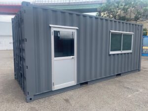 【神戸】中古20ftドライスチールコンテナ　グレー塗装、片開きドア、引き違い窓付き　TKCU2967440