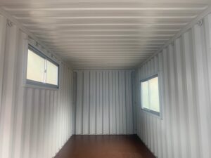 【神戸】中古20ftドライスチールコンテナ　グレー塗装、片開きドア、引き違い窓付き　TKCU2967440