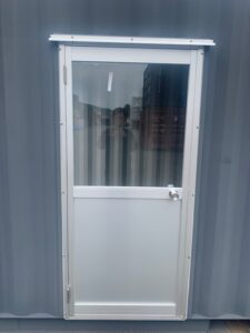 【神戸】中古20ftドライスチールコンテナ　グレー塗装、片開きドア、引き違い窓付き　TKCU2967440