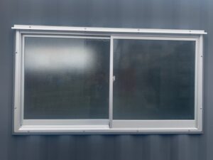 【神戸】中古20ftドライスチールコンテナ　グレー塗装、片開きドア、引き違い窓付き　TKCU2967440