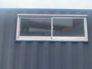 【神戸】中古20ftドライスチールコンテナ　グレー塗装、片開きドア、引き違い窓付き　TKCU2967440