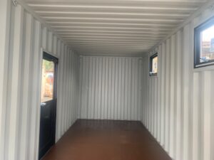【神戸】中古20ftドライスチールコンテナ　ブラック塗装、片開きドア、滑り出し窓付き　TKCU2964482