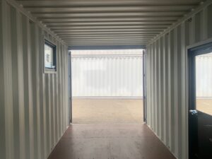 【神戸】中古20ftドライスチールコンテナ　ブラック塗装、片開きドア、滑り出し窓付き　TKCU2964482